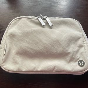 Everywhere Belt bag in white